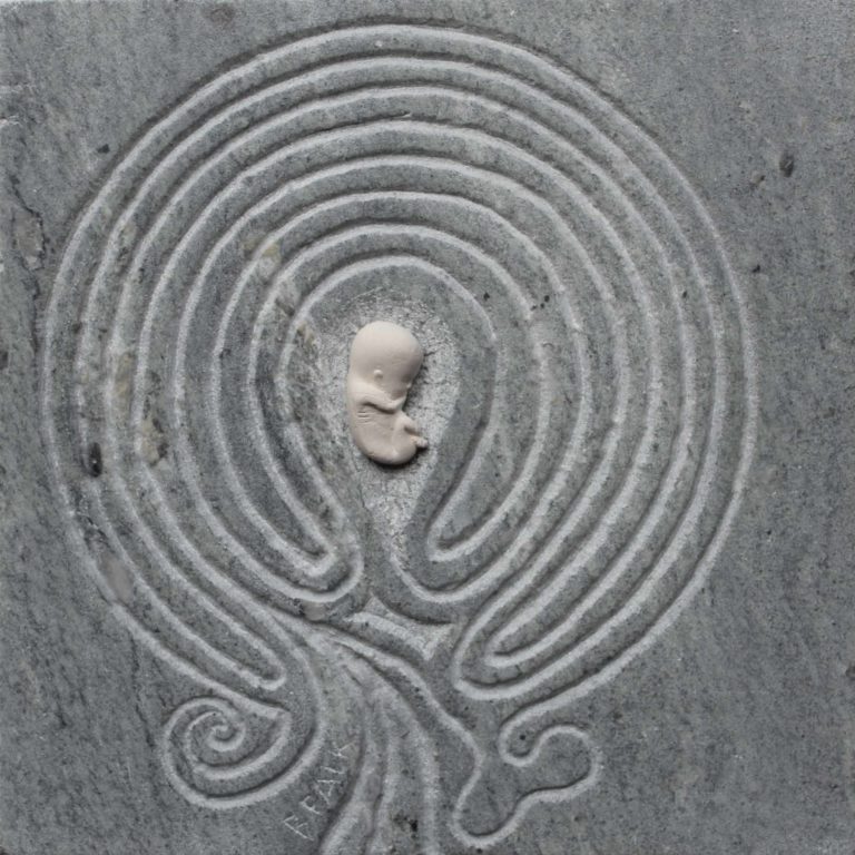 Objekt Labyrinth mit Embryo (gebr. Ton) 30x30