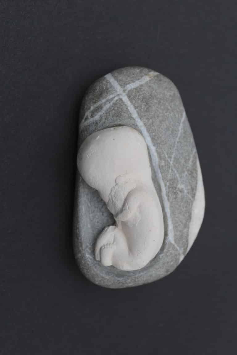 Objekt neues Leben 3 Embryo (gebr. Ton) auf Stein