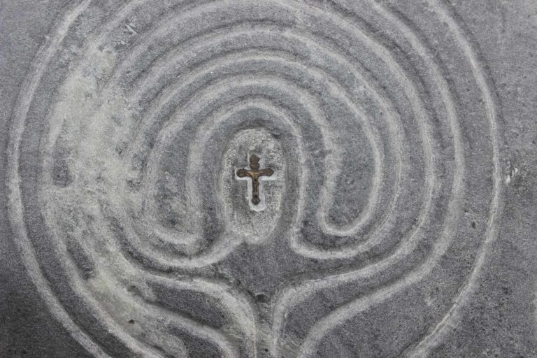 Labyrinth mit Kreuz	bearbeiteter Speckstein mit Kreuz	30x30